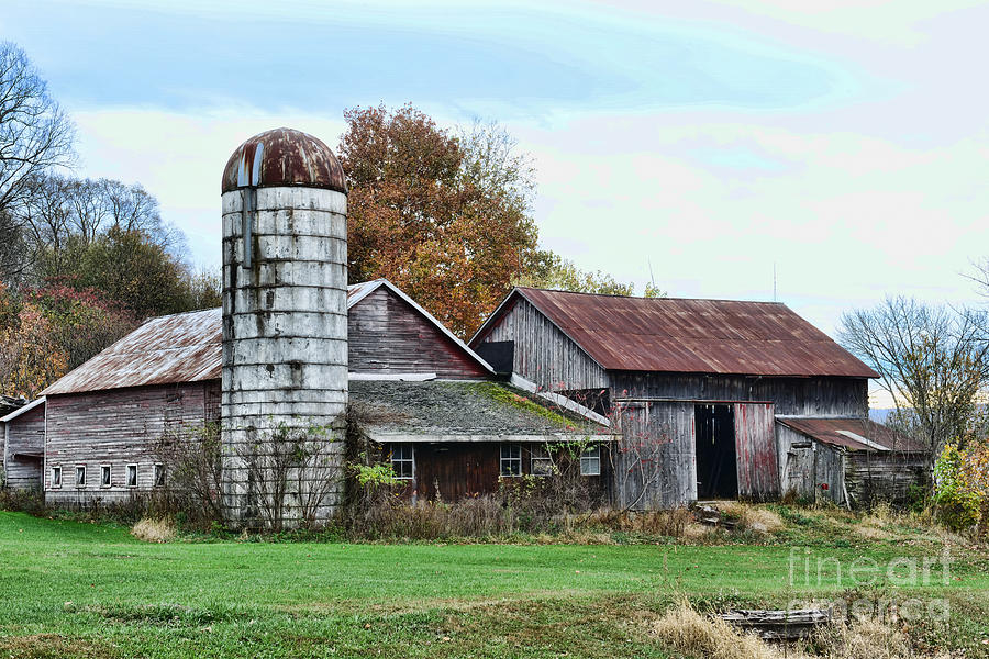 Barn Photograph - Farm - The Old Barn by Paul Ward
