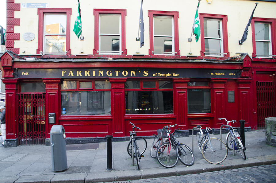 Farringtons Pub - Dublin Ireland Photograph by Bill Cannon