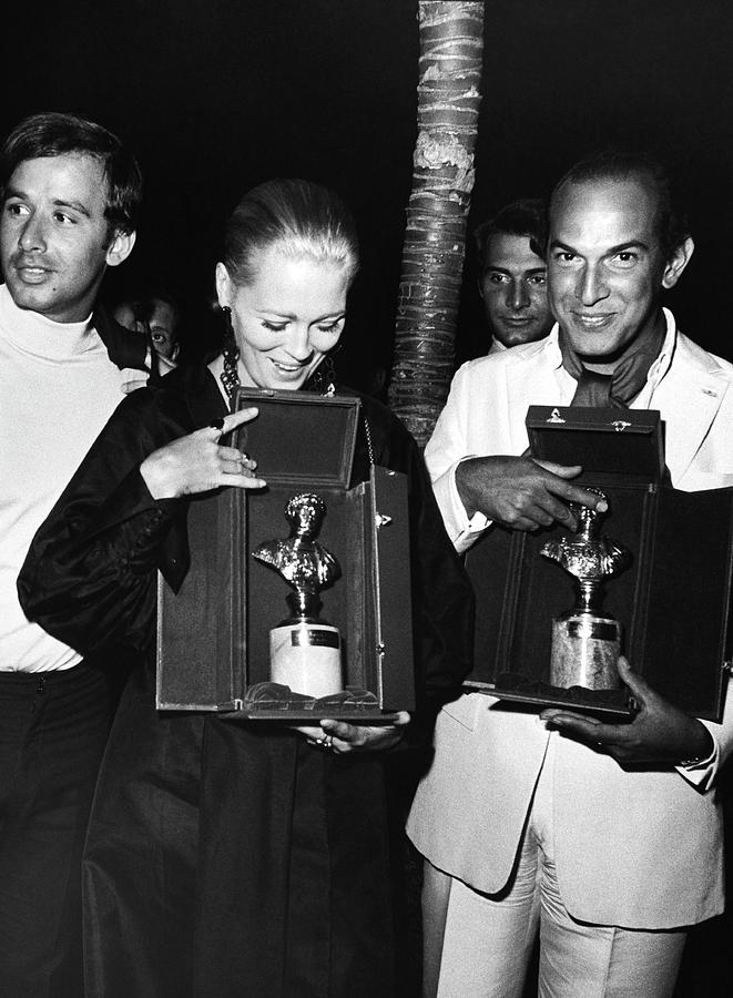 Faye Dunaway And Oscar De La Renta Holding Awards Photograph by Elisabetta Catalano