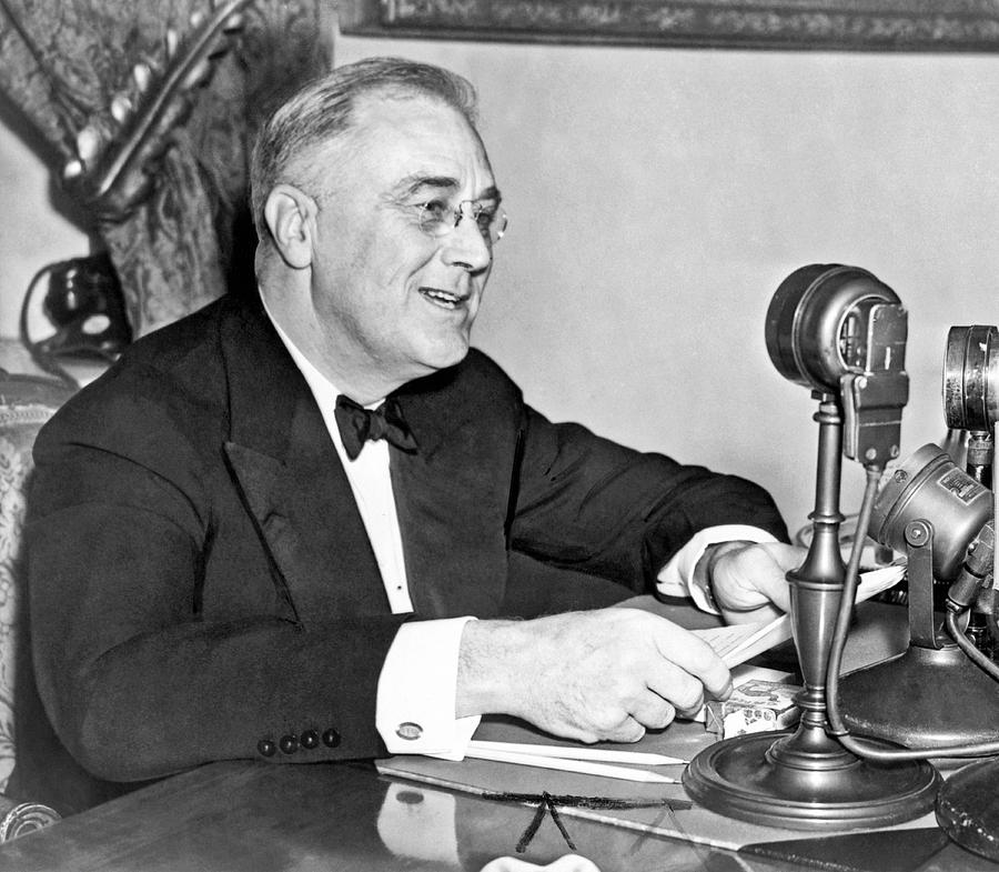 FD Roosevelt Fireside Chat Photograph by Underwood Archives