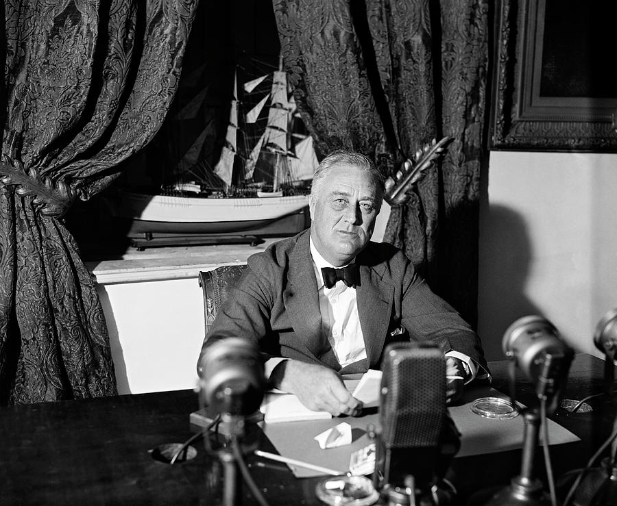 FDR Fireside Chat Photograph by Underwood Archives
