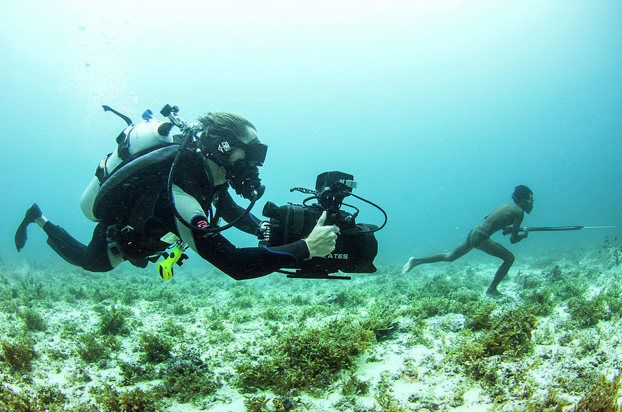 Filming Spear Fishing Photograph by Scubazoo/science Photo Library