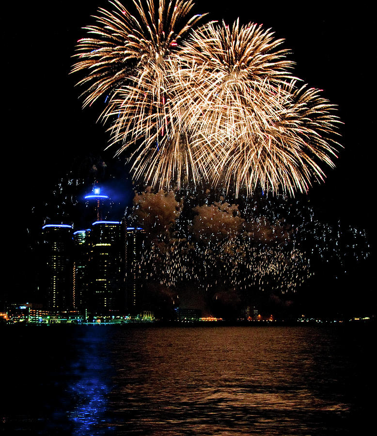 Fireworks Over Detroit River 6 Photograph By Paul Cannon Pixels