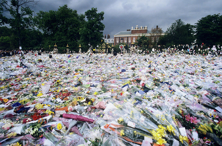 Flowers Outside Kensington Palace Photograph by Mark Thomas/science Photo Library