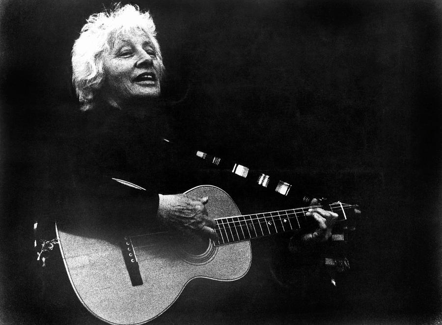 Folk Singer Malvina Reynolds Photograph by Underwood Archives