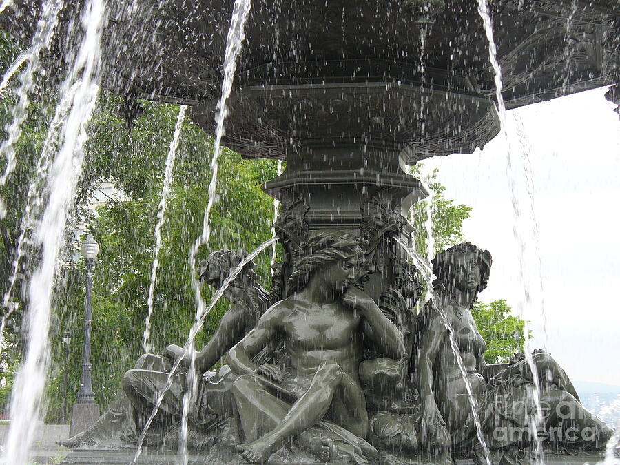 Fontaine de Tourny Photograph by Lingfai Leung