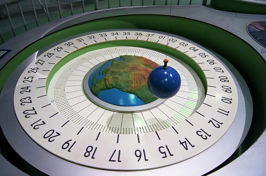 Foucault Pendulum. Photograph by Science Photo Library Foucault Pendulum. Photograph by Science Photo Library