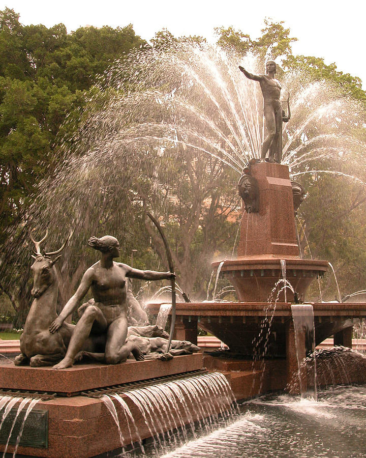 Hyde Park Photograph - Fountain by Aileen Mayer