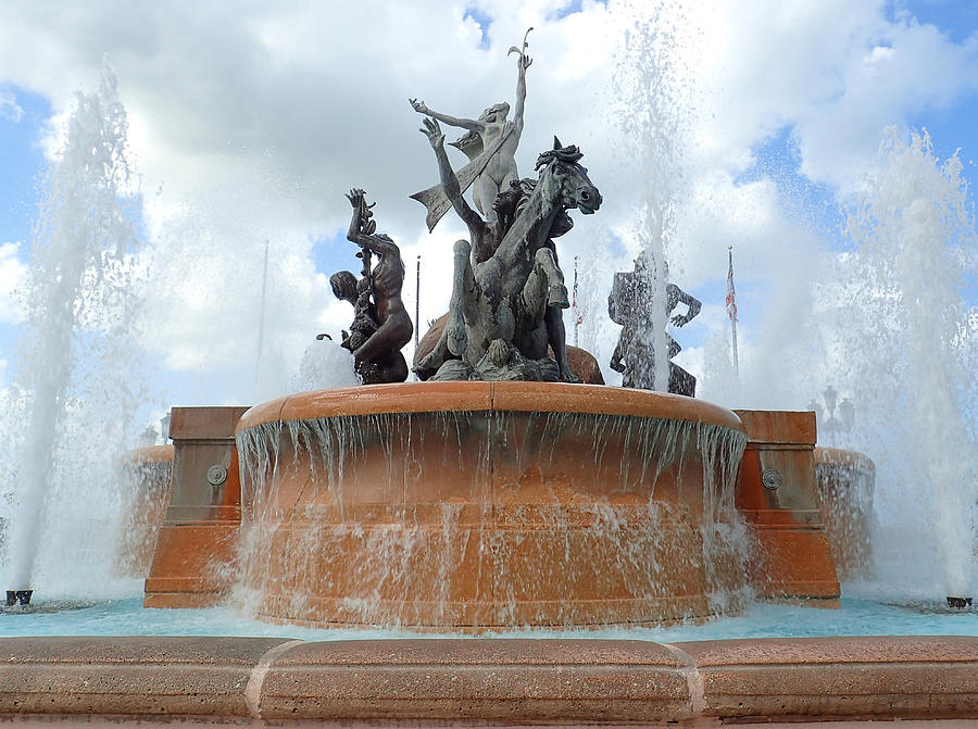 Portland Photograph - Fountain in Old San Juan by Kevin Felts