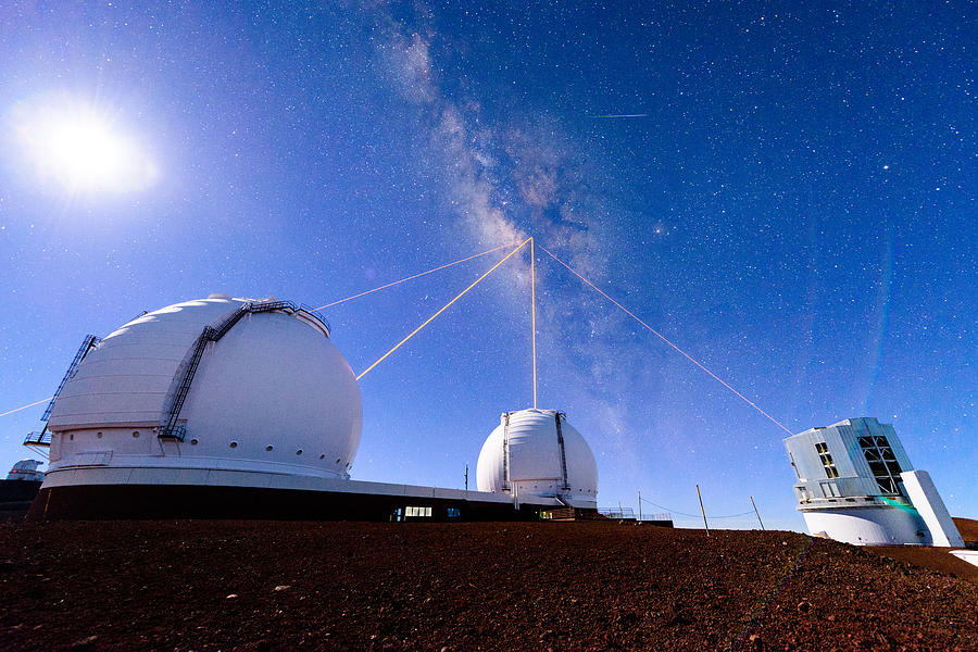 Four Lasers Attacking the Galactic Center with a Meteor Photograph by Jason Chu