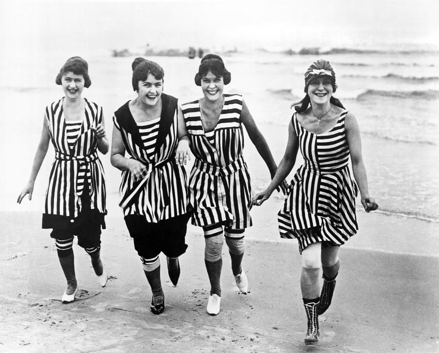 Four Women In 1910 Beach Wear Photograph by Underwood Archives
