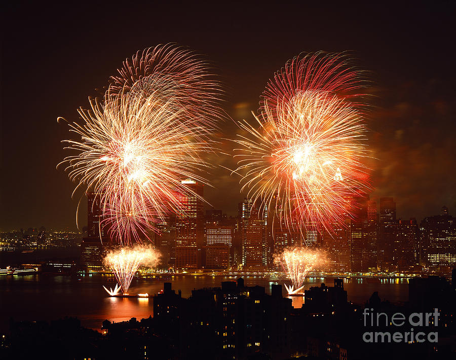 Fourth Of July Fireworks At New York Photograph by Rafael Macia
