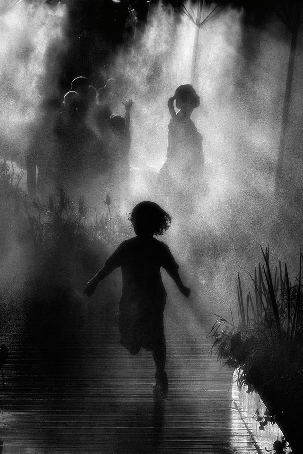 Black And White Photograph - Fraicheur Dasie by Eric Drigny