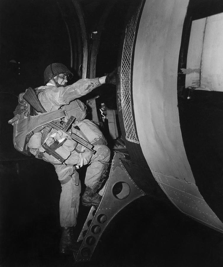 Fully Loaded U.s. Paratrooper Climbs Photograph by Everett