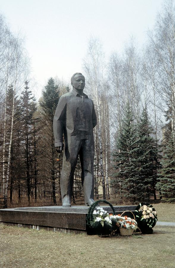 Gagarin Memorial Photograph by Detlev Van Ravenswaay/science Photo Library