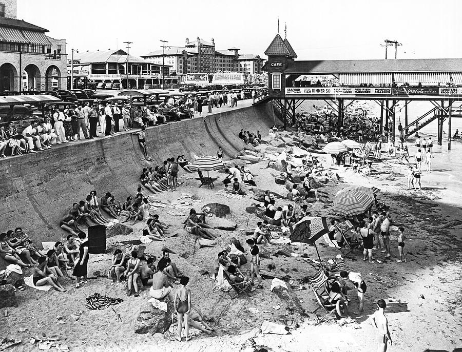 Galveston Beach Scene Photograph by Underwood Archives
