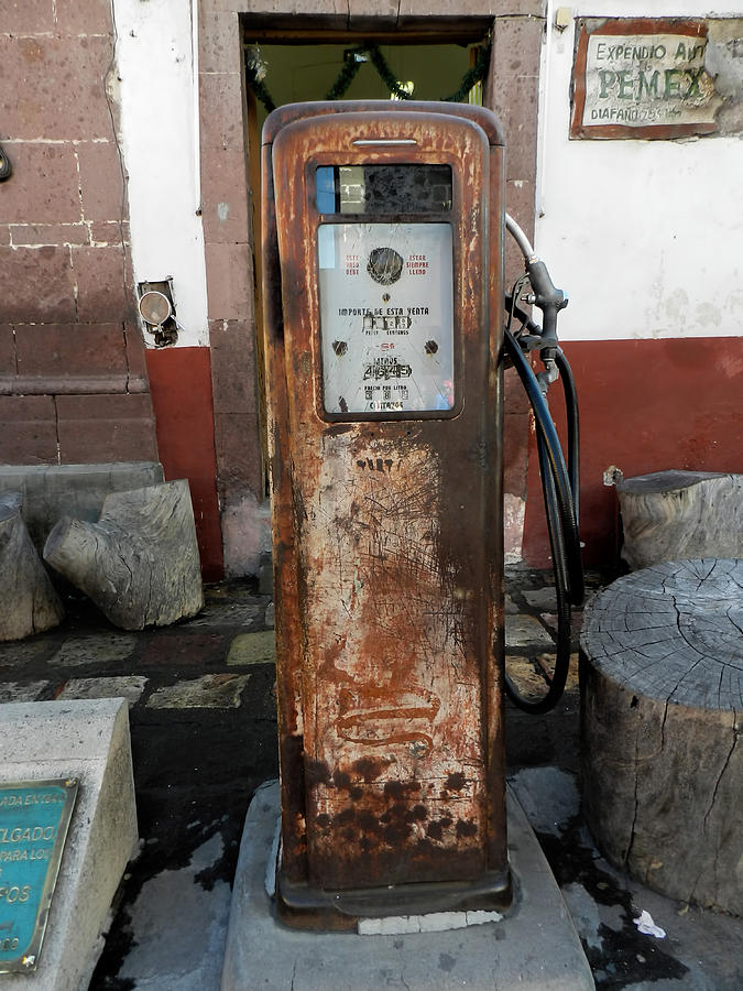 Vintage Gas Pump Photograph - Gas Pump Color by Cathy Anderson