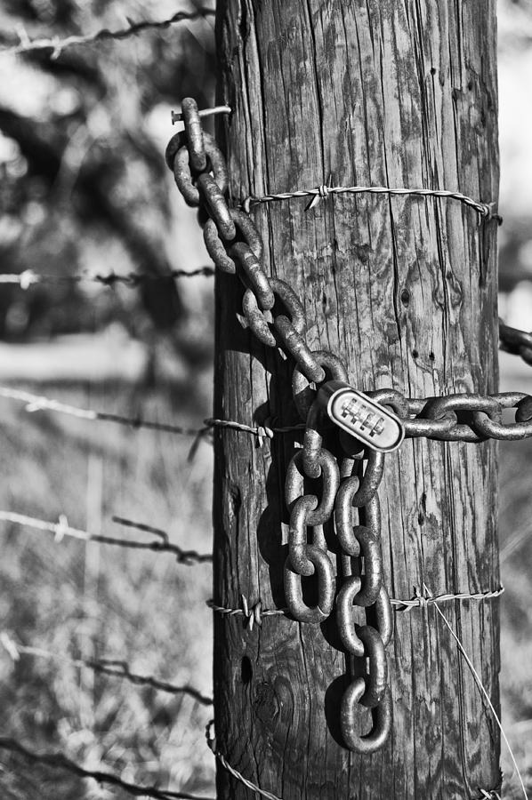 Gate Post Chain - BW Photograph by Alan Tonnesen - Fine Art America