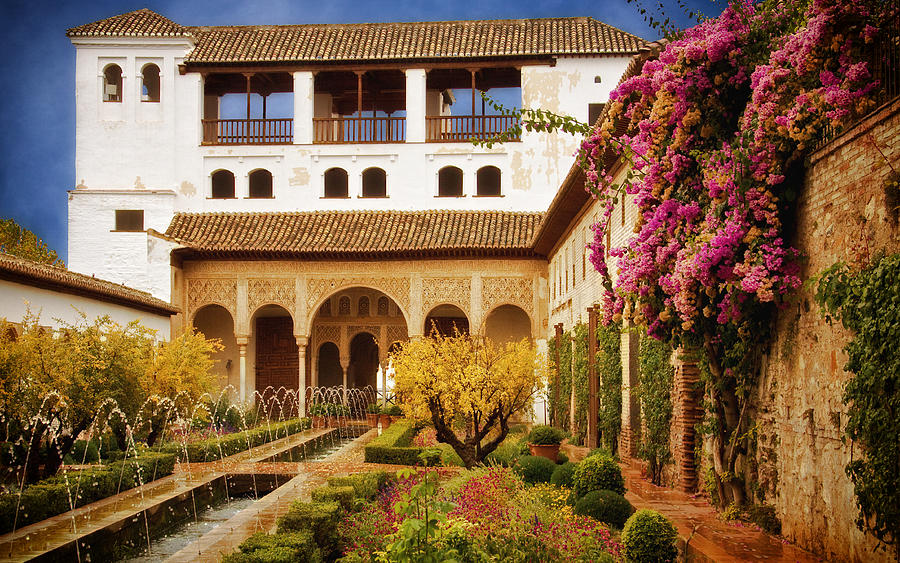 Generalife Palace. Patio de la Acequia Photograph by Levin Rodriguez