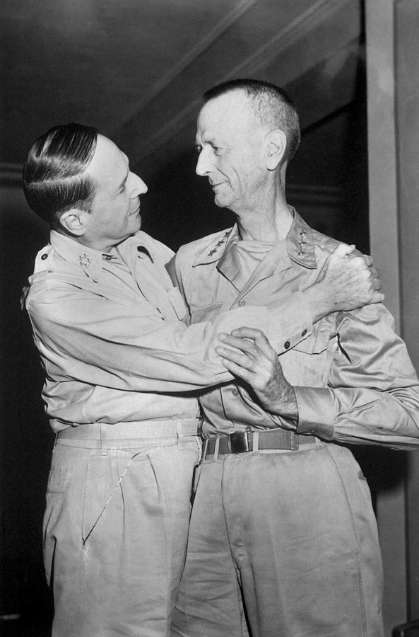 Generals Douglas Macarthur And Jonathan Photograph by Everett