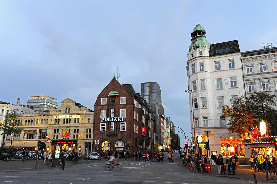 Germany, Hamburg, St. Pauli, Spielbudenplatz, theater and Davidwache Photograph by Westend61