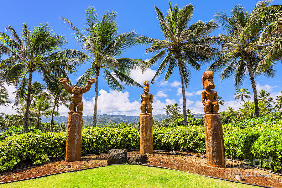 Hawaiian Tiki Statues Photograph - Giant Hawaiian Tiki Statues by Aloha Art