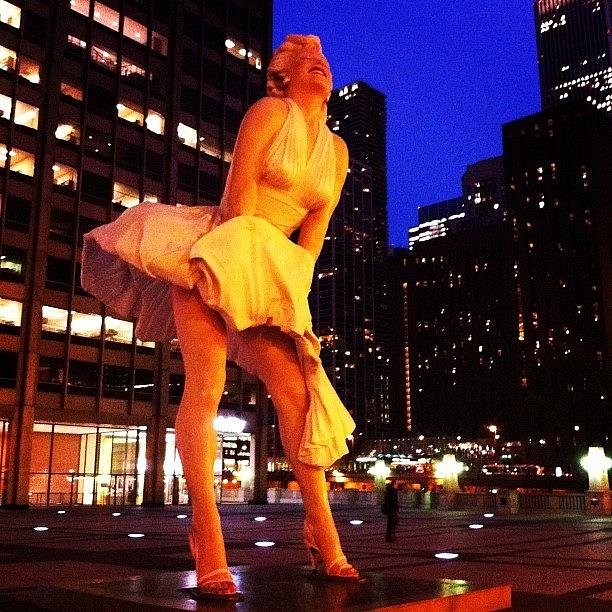 Giant Marilyn Monroe In Chicago Photograph by Frederick Goodall