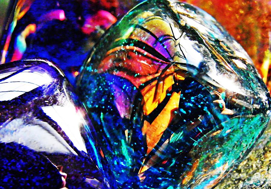 Abstract Photograph - Glass Abstract 22 by Sarah Loft