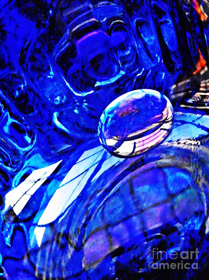 Abstract Photograph - Glass Abstract 365 by Sarah Loft