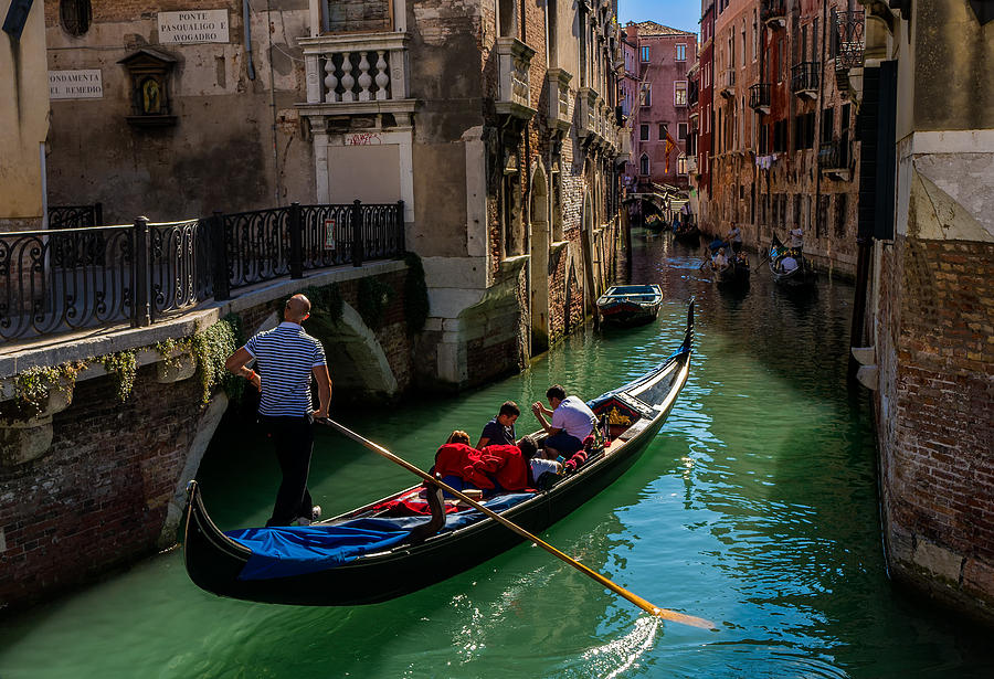 All gondolas in venice italy must. Каноэ в Венеции. Венеция. Гондолы. Венеция гондолы и гондольеры.