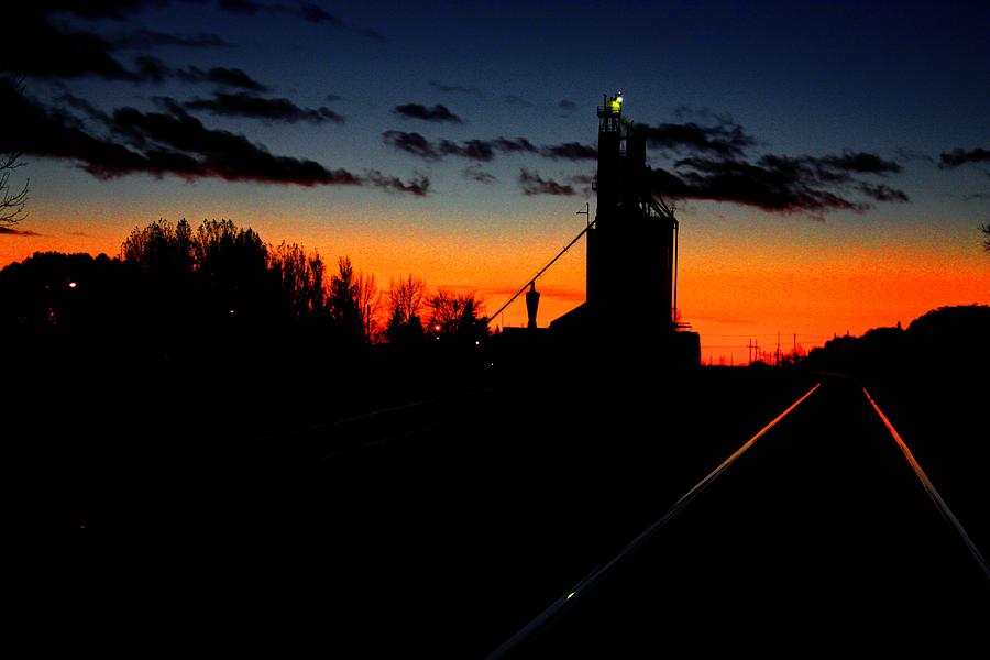 Grain Elevator Sunset Photograph by David Matthews