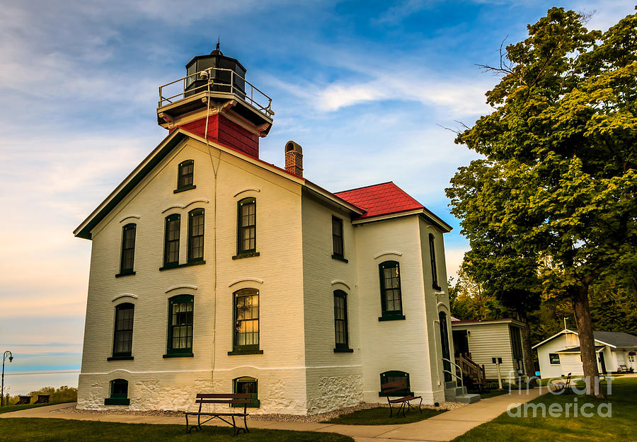 Grand Traverse Photograph - Grand Traverse Lighthouse by Kathryn Smith