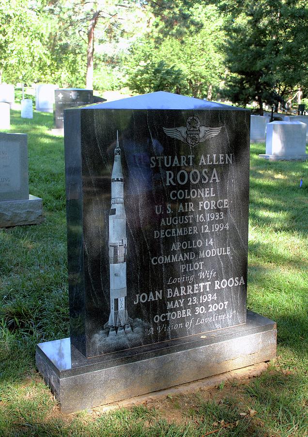 Grave Of Stuart Roosa Photograph by Peter Bassett/science Photo Library