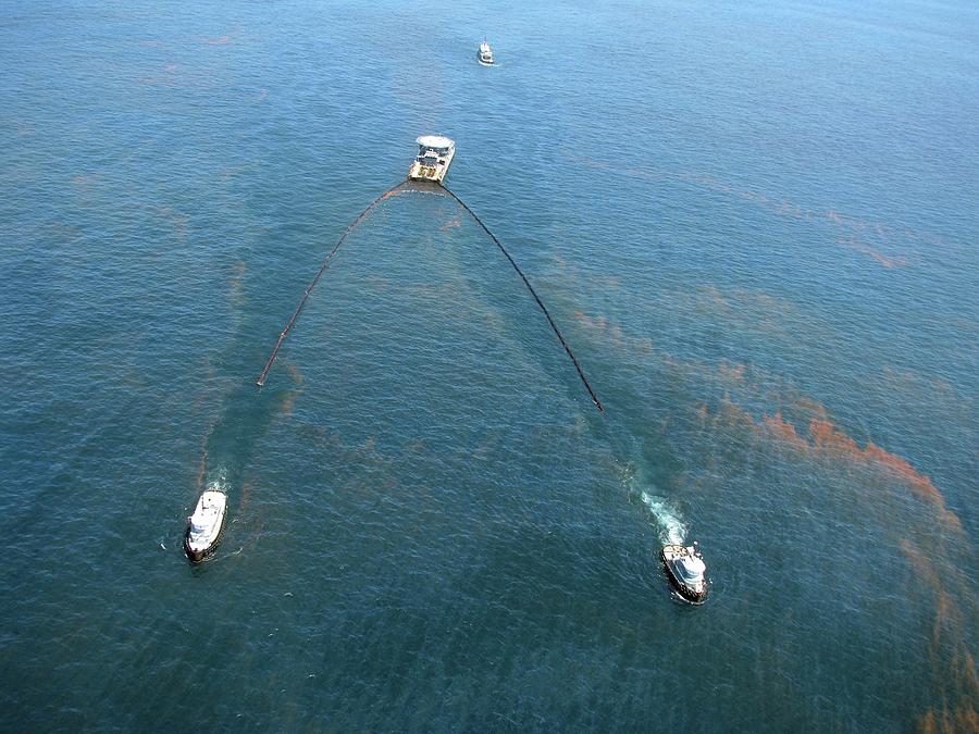 Gulf Of Mexico Oil Spill Response Photograph by U.s Coast Guard/science Photo Library