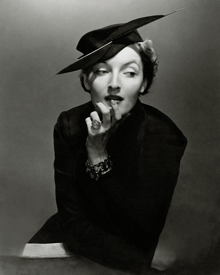 Black And White Photograph - Gwili Andre Wearing Rose Descat And Tiffany by Edward Steichen