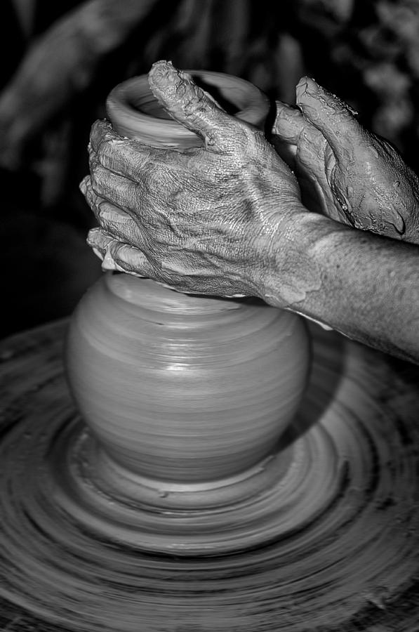 Hand moulding a clay pot by Nelson Cortez