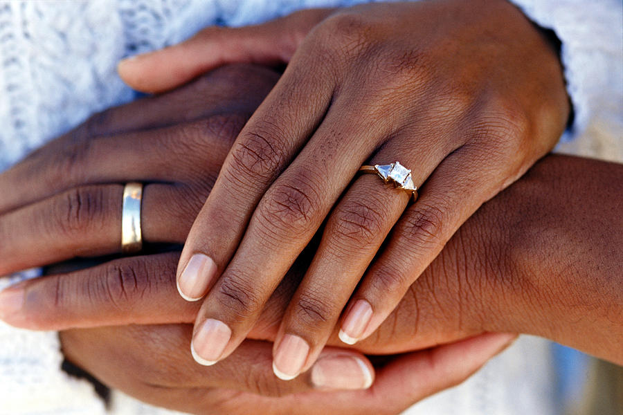 Couple Wedding Rings On Hands Wedding Rings Sets Ideas