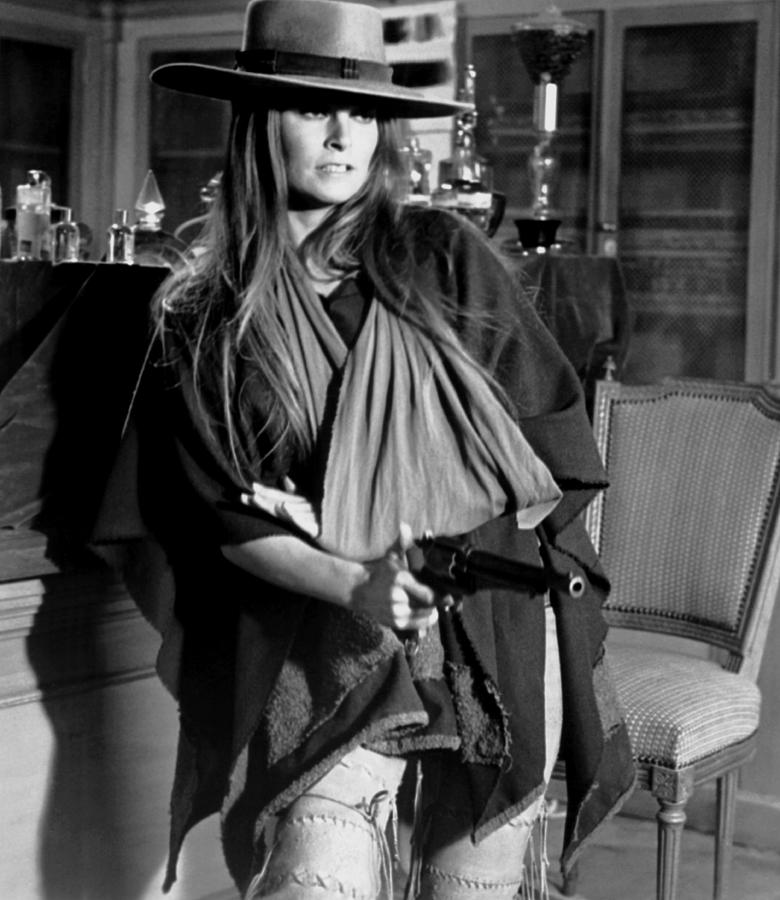Hannie Caulder, Raquel Welch, 1971 Photograph by Everett
