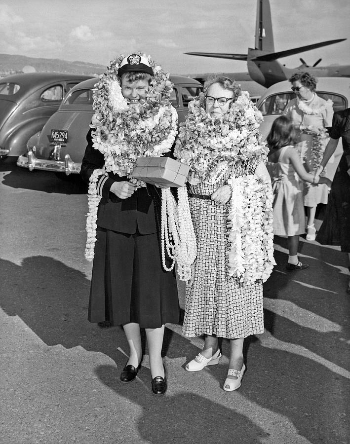 Hawaiian Tourists With Leis Photograph by Underwood Archives