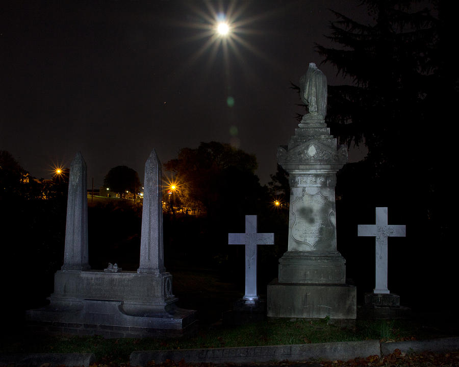 Hollywood Cemetery Moon Burst Photograph by Jemmy Archer