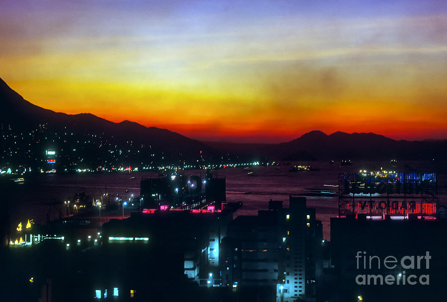 Hong Kong Sunset Photograph by Bob Phillips