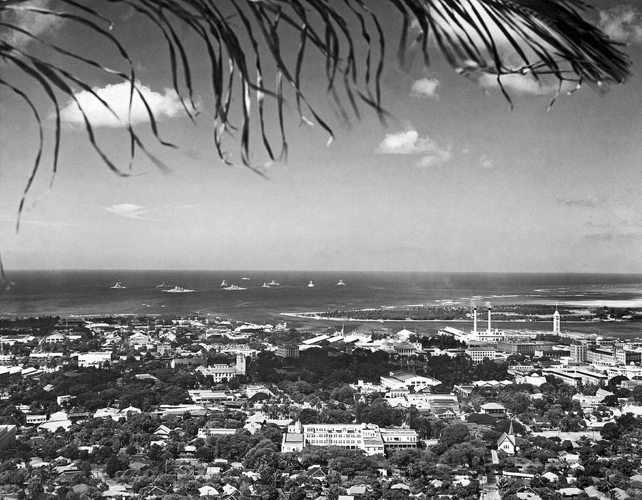Honolulu From The Punch Bowl Photograph by Underwood Archives