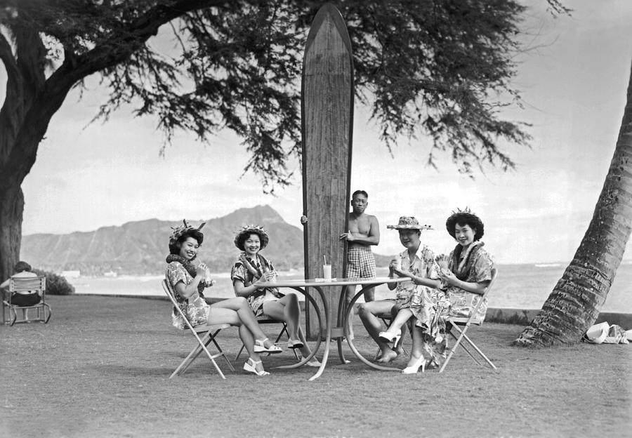Honolulu Tourists In 1930 Photograph by Underwood Archives