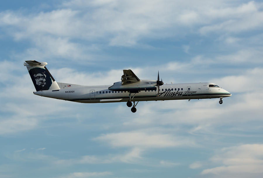 Horizon Airlines Q-400 Approach Photograph by John Daly