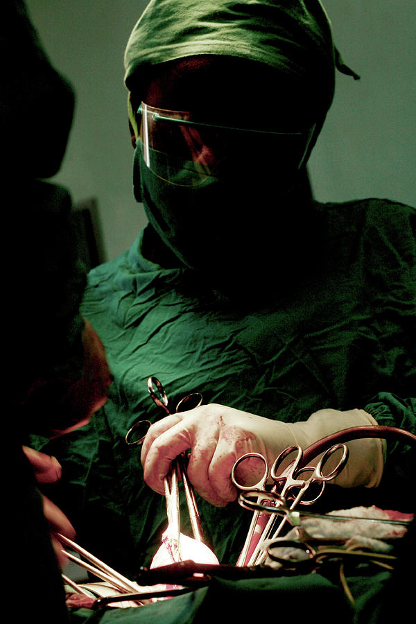 Equipment Photograph - Hysterectomy Surgery by Mauro Fermariello/science Photo Library Equipment Photograph - Hysterectomy Surgery by Mauro Fermariello/science Photo Library