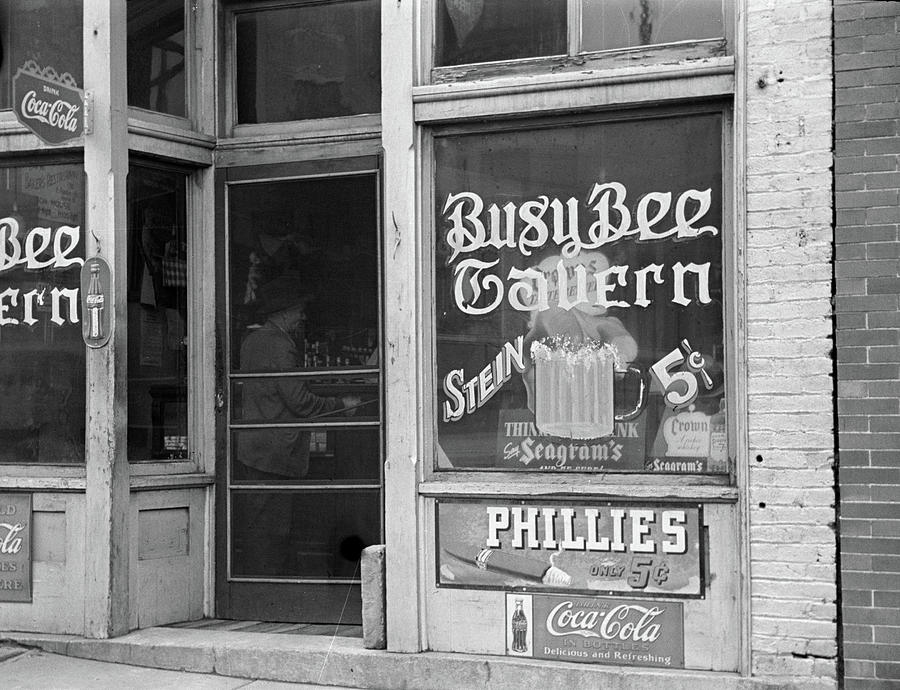 Illinois Tavern, 1938 Photograph by Granger