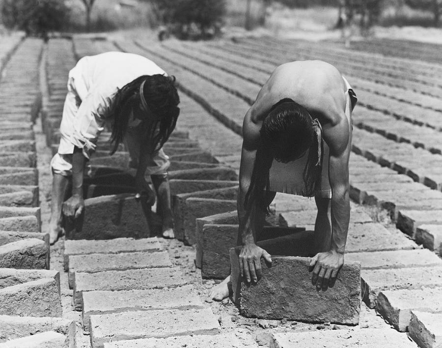 Indians Making Adobe Bricks #1 Photograph by Underwood Archives Onia