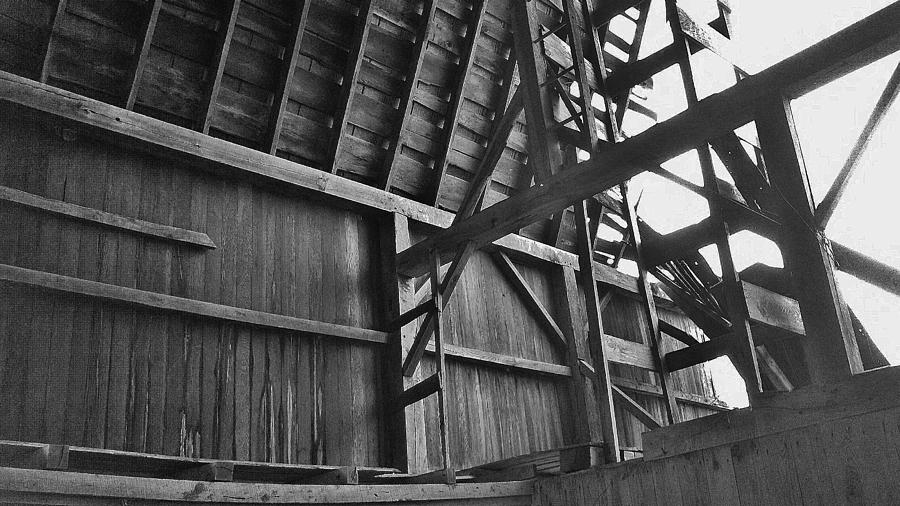 Inside an Abandoned barn No 2 Photograph by Daniel Thompson