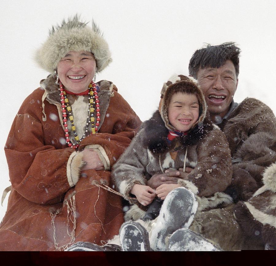 Inuit Family, Russia Photograph by Science Photo Library