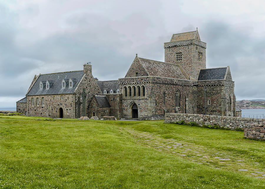Iona Abbey - Scotland Photograph by Alan Toepfer